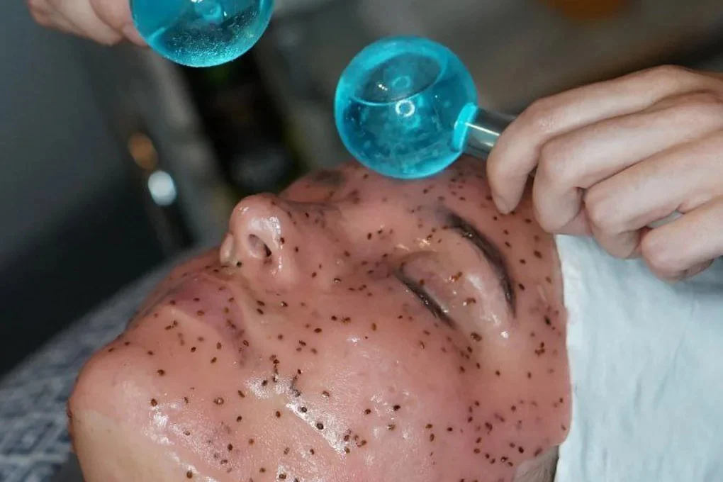 Facial treatment Faciallash Lounge